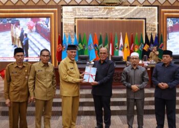 Gubernur Serahkan Nota Pengantar Tiga Ranperda pada DPRD Sumbar