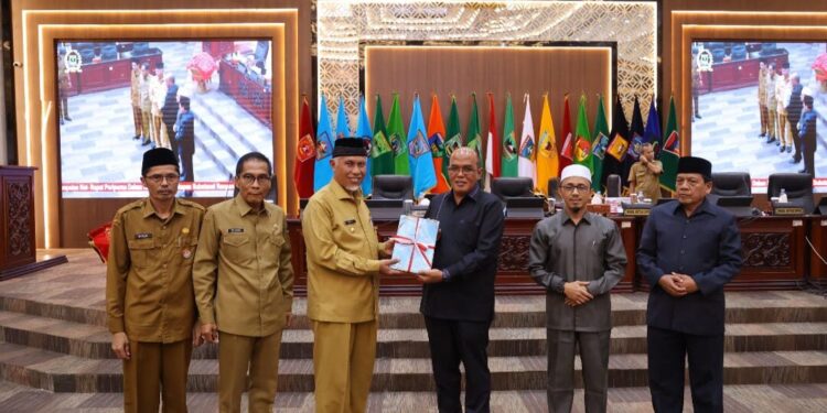 Gubernur Serahkan Nota Pengantar Tiga Ranperda pada DPRD Sumbar