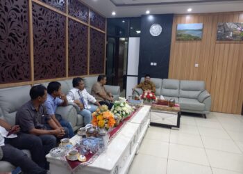 Sekretaris DPRD Sumbar Raflis Sambut Kunjungan Komisi A DPRD Toba