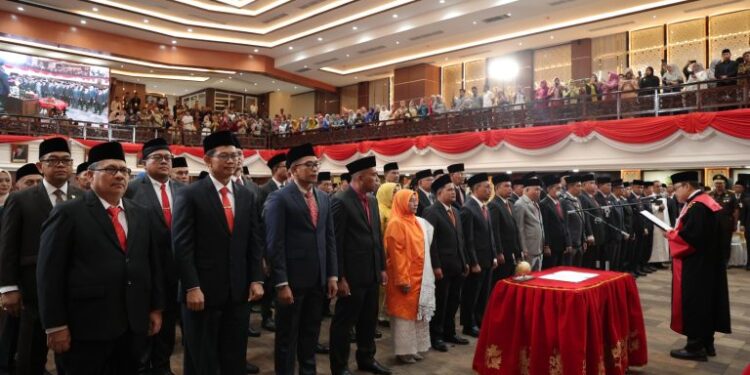 65 Anggota DPRD Sumbar Periode 2024-2029 Resmi Dilantik