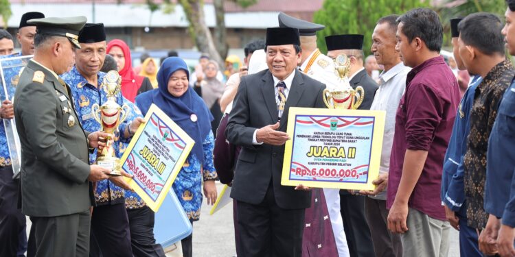 Hadiri Prosesi Penurunan Bendera HUT RI, Wakil Ketua DPRD Doakan Masyarakat Sumbar Semakin Sejahtera