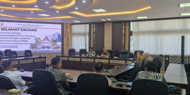 Ketua DPRD Sumbar Muhidi Terima Audiensi Asosiasi Tenaga Kependidikan