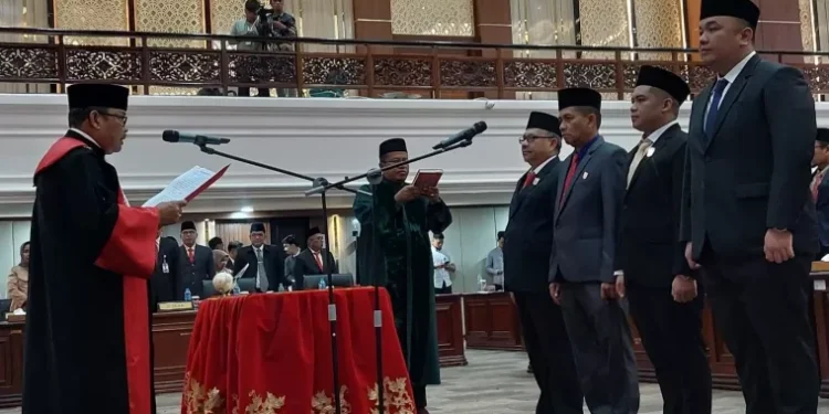 Pimpinan Definitif DPRD Sumbar Diresmikan