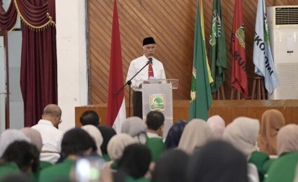 Lepas Ribuan Mahasiswa KKN Unand, Gubernur Mahyeldi Nilai akan Banyak Masukan bagi Nagari