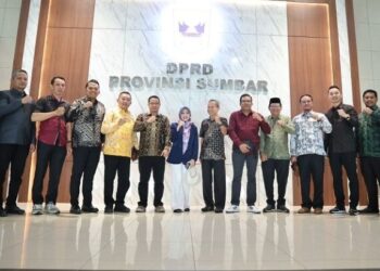 Komisi DPRD Muaro Jambi Konsultasi Soal Perizinan dan Investasi ke DPRD Sumbar