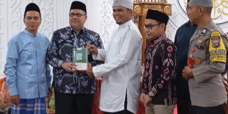 Ketua DPRD Provinsi Sumatera Barat Muhidi Motivasi Jama’ah Masjid Al Muhajirin untuk Selalu Berinteraksi dengan Al Quran