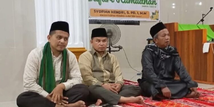 Anggota Komisi V DPRD Sumbar Syofyan Hendri Serahkan Bantuan Rp 50 juta Saat Safari Ramadhan di Kamang Baru