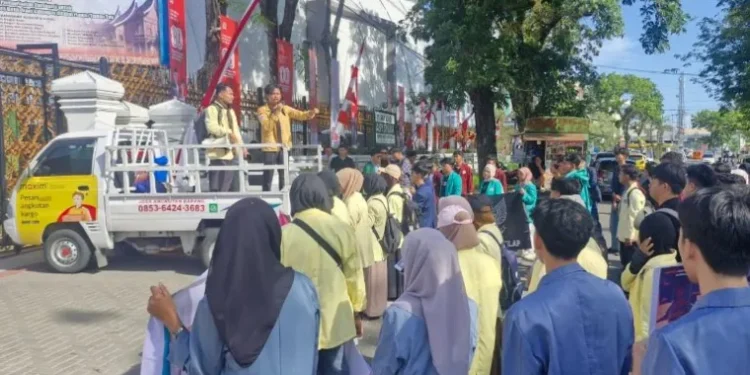 Aliansi BEM se-Sumbar Gelar Aksi di DPRD Sumbar, Muhidi Janji Tindaklanjuti Tuntutan Mahasiswa